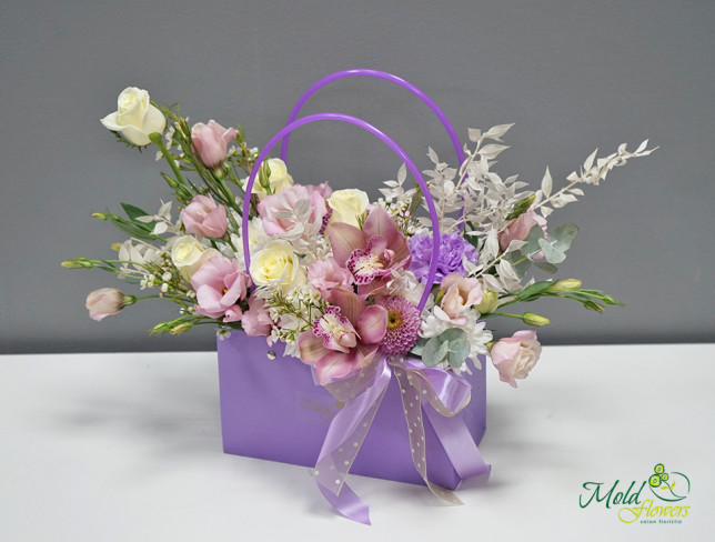 Сумочка с розами, эустомой, хризантемой и орхидеями Фото
